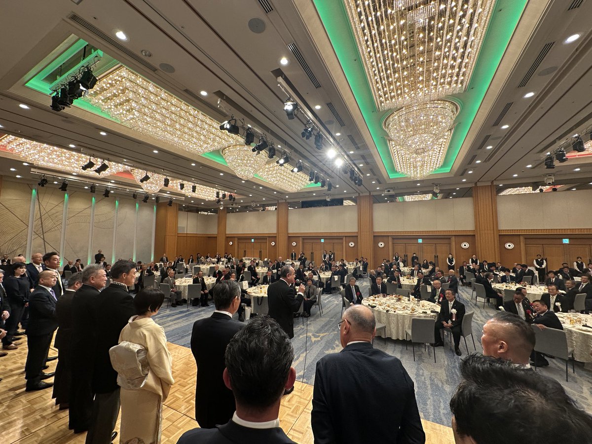 chuo_corp's tweet photo. 本日は所属支部支部長の　#黄綬褒章 祝賀会のため　#横浜ベイシェラトンホテルタワーズ　まで　たくさんの　#お花 をお土産でいただき事務所が賑やかに🌹
#厚木市　#チュウオウコーポレーション https://t.co/mRrnrGL2OW