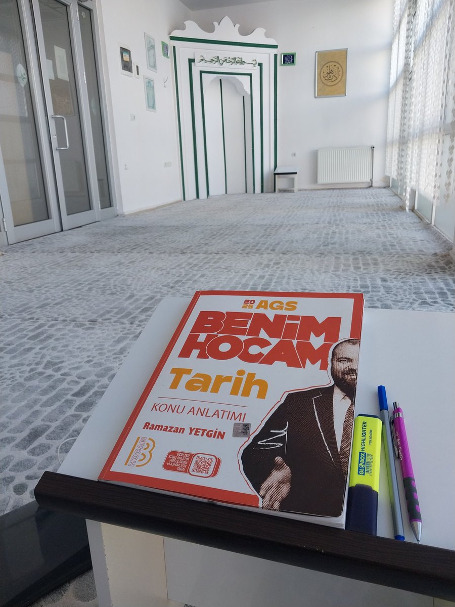 Koskoca yurtta çalışacak yer bulamadım mescide geldim 😭😭 tarih gör bak senin için ne kadar ugrasiyorum lütfen beni sev ve kafama girrrr uçma 😭😭