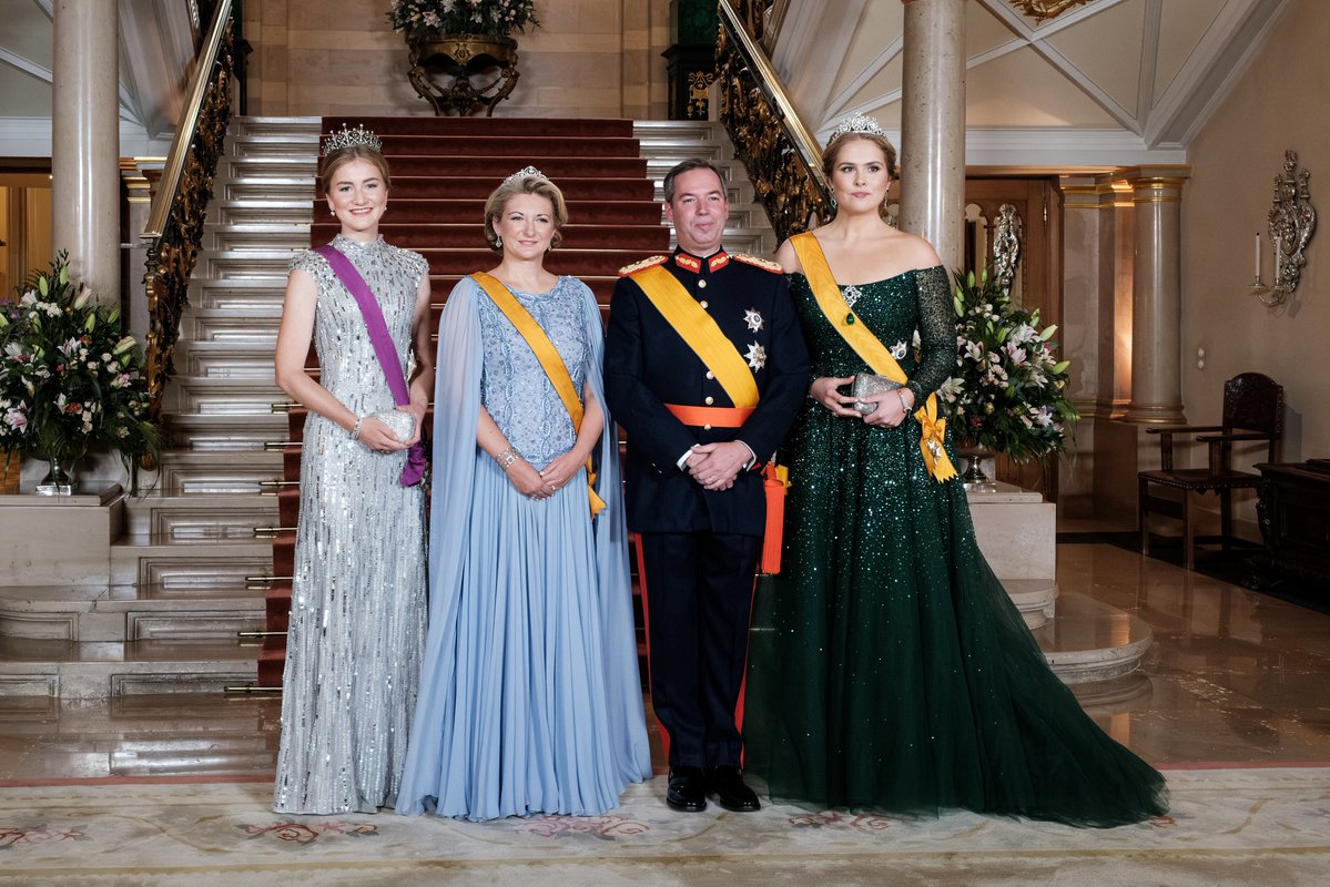 Ter gelegenheid van de troonswisseling ontvangen Groothertog Guillaume en Groothertogin Stéphanie het Koninklijk Paar, de Prinses van Oranje en Prinses Elisabeth voor een galadiner in het Groothertogelijk Paleis.