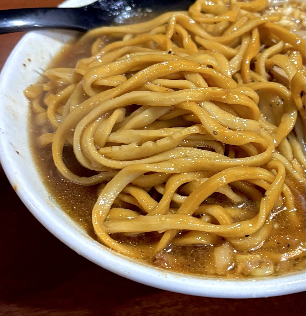 D麺　所沢市
限定　漆黒ラーメン1,300円　　
ニンニクアブラ

1年と7日振りの漆黒ラーメン
醤油のコクや深みのようなものが強く美味しかったです！
普段より麺が濃い良い色に染まってます
ご馳走様でした