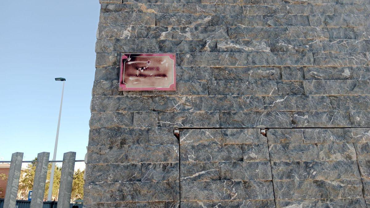 Queman y apedrean en Elche la placa en homenaje a los abogados de Atocha informacion.es/elche/2025/10/…