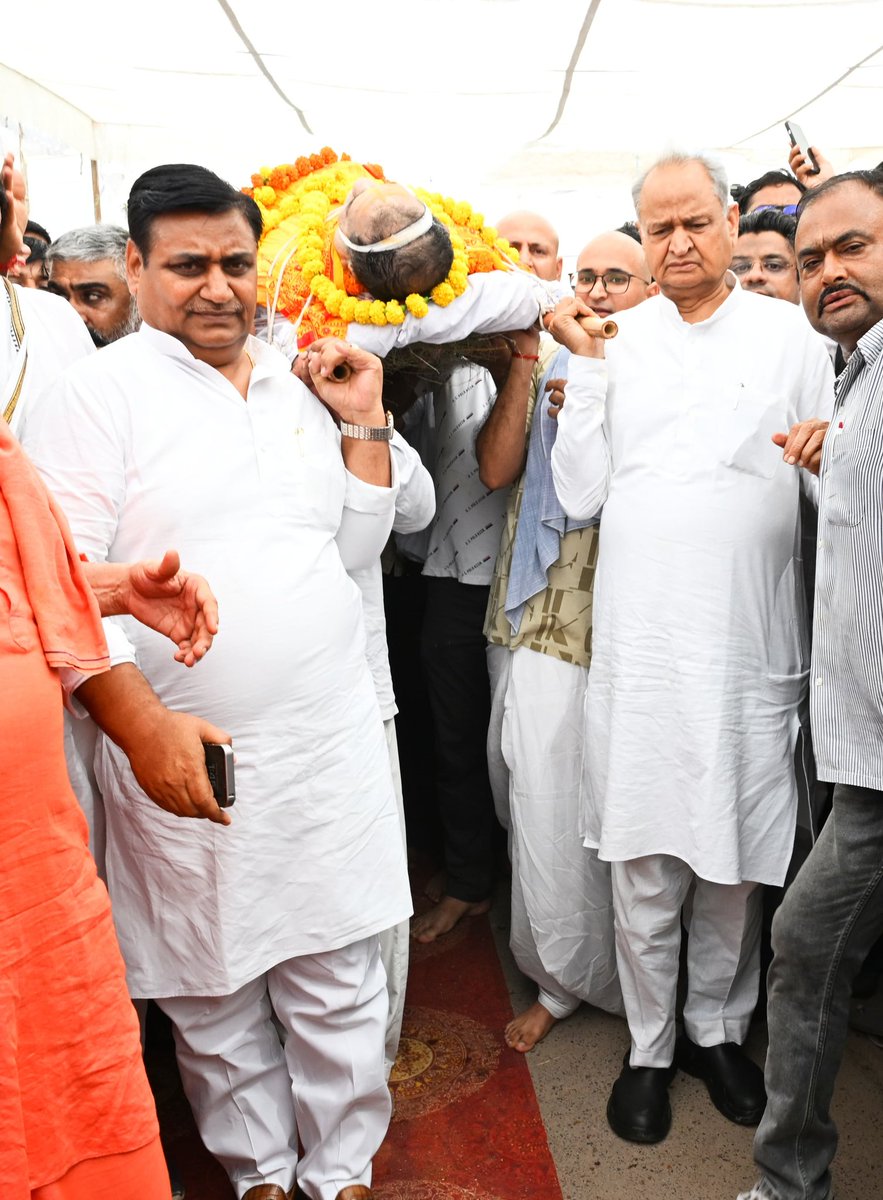 आज बीकानेर पहुंचकर पूर्व नेता प्रतिपक्ष श्री रामेश्वर डूडी जी के आकस्मिक निधन पर श्रद्धांजलि अर्पित की एवं परिजनों को हिम्मत बंधाई।