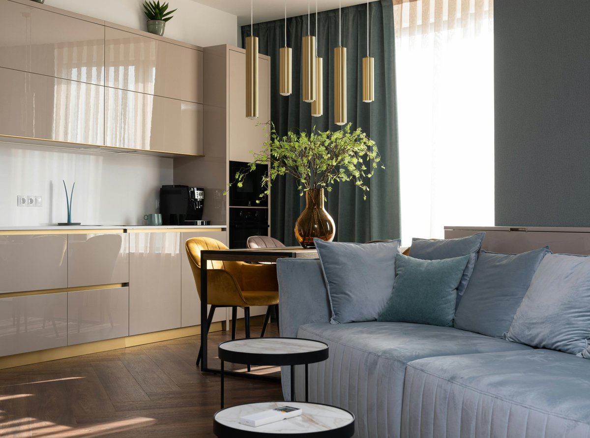 fuzzybeedecor1's tweet image. Earth tones, gleaming cabinets, herrringbone floor, and shades of blue and gold give this apartment an inviting atmosphere - further emphasized by the green of the table centerpiece. 🐝🐝
fuzzybeedecor.com
#interiordecor #mystyle #apartmentlife #homedecor #decor #home