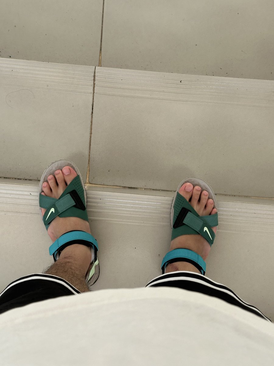 hhhh8118's tweet photo. 这b班真的不想上了，坐一天脚一直出汗，穿的凉鞋味大，卖原味算了😐 https://t.co/6AfKB31iZQ