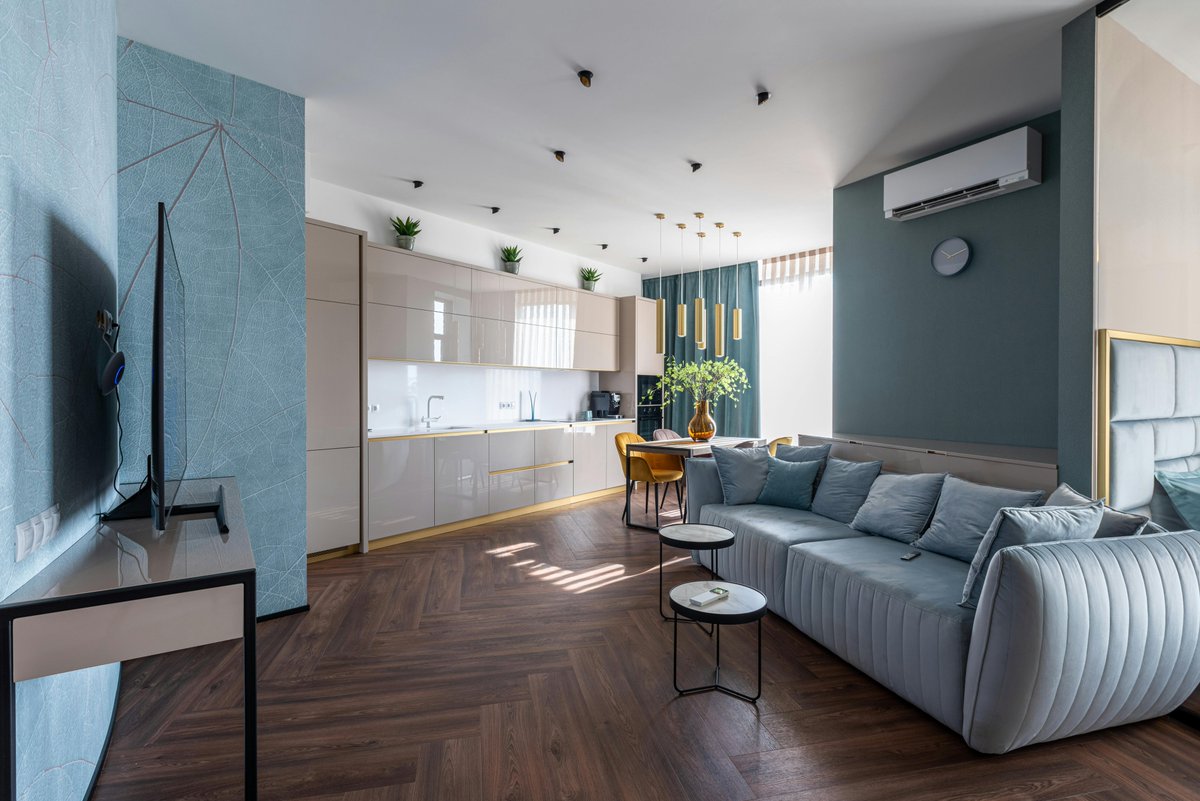 fuzzybeedecor1's tweet image. Earth tones, gleaming cabinets, herrringbone floor, and shades of blue and gold give this apartment an inviting atmosphere - further emphasized by the green of the table centerpiece. 🐝🐝
fuzzybeedecor.com
#interiordecor #mystyle #apartmentlife #homedecor #decor #home