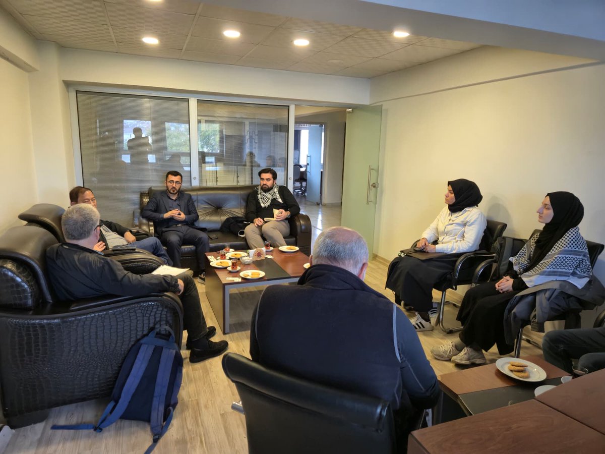 mazlumder's tweet image. Myanmar Ulusal Birlik Hükümeti (NUG) temsilcisi Tun Aung Shwe ve Myanmar Accountability Project Direktörü Chris Gunness derneğimizi ziyaret etti.

Ziyarette; Myanmar yönetimi tarafından gerçekleştirilen soykırımın ve diğer hak ihlallerinin yargılanabilmesi için atılabilecek…