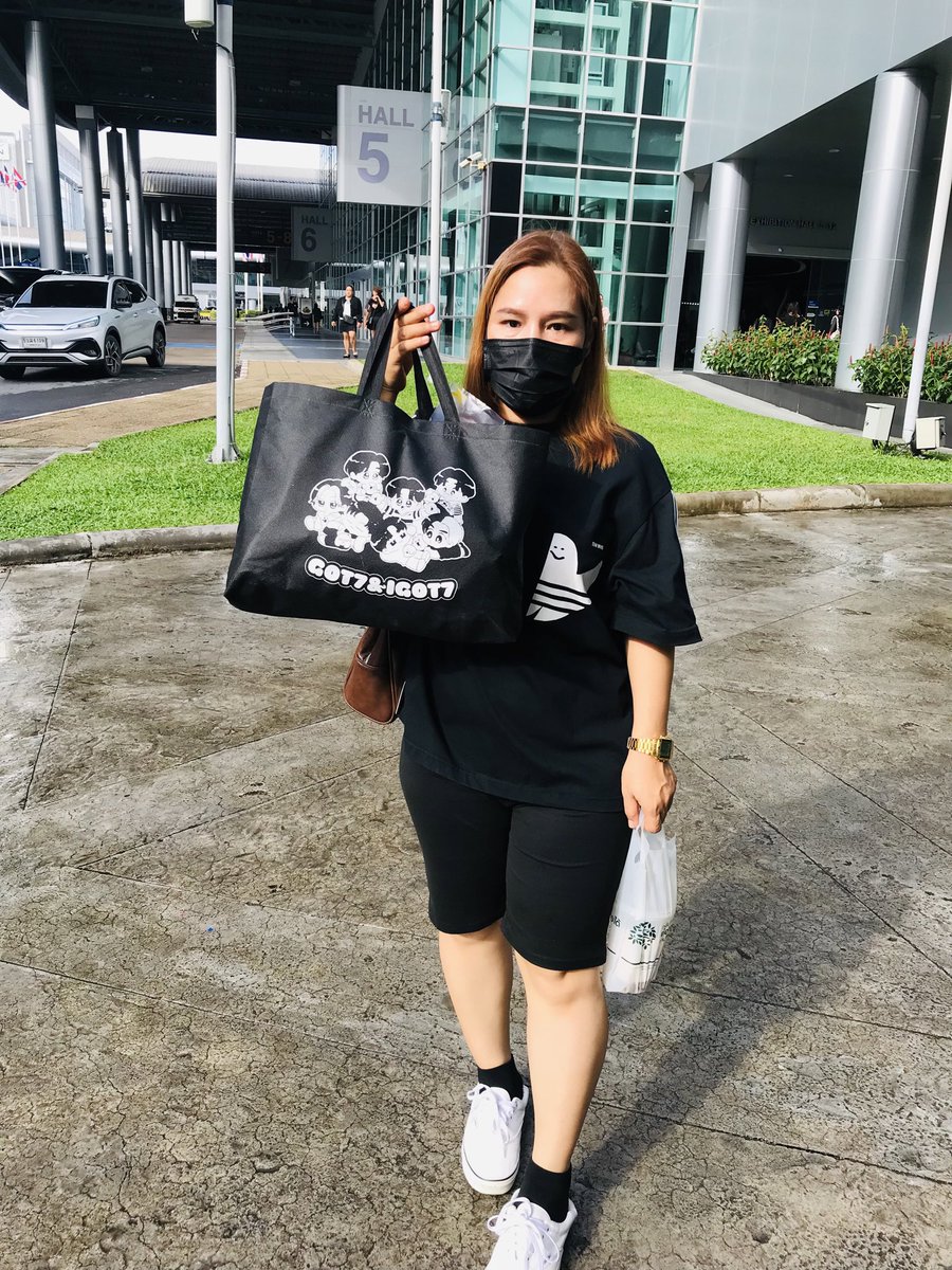 NudeeNaruedee's tweet photo. น้อง กอว. มาแล้ว เห็นเรามาเอาได้นะ ❤️🖤

#MAGICMAN2
#MAGICMAN2inBKK 
#MAGICMAN2WORLDTOUR 
#JacksonWangWorldTour 
#JacksonWang https://t.co/udIGbsJ4V7