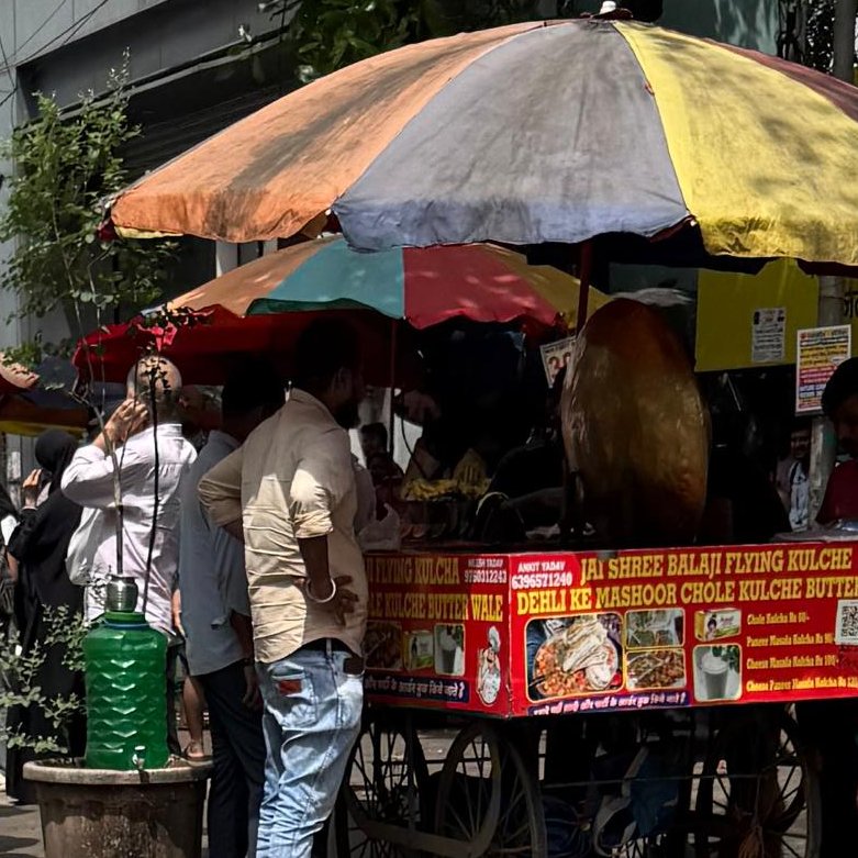 rahulspoddar's tweet photo. @mybmcWardKE @mybmcWardKE Complaint no 12
No solutions to Hawker situation at J B Nagar Metro Station
They come back in 30 mins after BMC takes their material
Need a permanent solution for this!!! https://t.co/UEroVT5jcQ