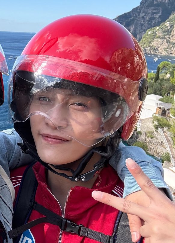 LYYFILESS's tweet photo. love to see yangyangs nose mole making an appearance in Rome🤭 https://t.co/R7Hd0MsfwV