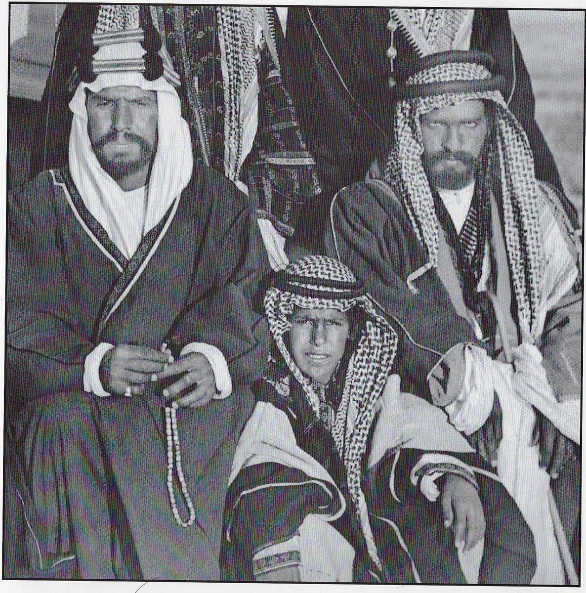 ابيات قاله خالي محمد العوني في الأمام العادل الملك عبدالعزيز بن عبدالرحمن ال سعود وفي الامير الفارس محمد بن عبدالرحمن ال سعود المصطفق  طيب الله ثراهم وجزاهم الله عنا خير الجزاء :
يعيش ابو تركي رماه بصارم
من ناش به روحه يحل ذهابها
يتلونه المقرن واخوه محمد
شذرة صقيلٍ  باليمين