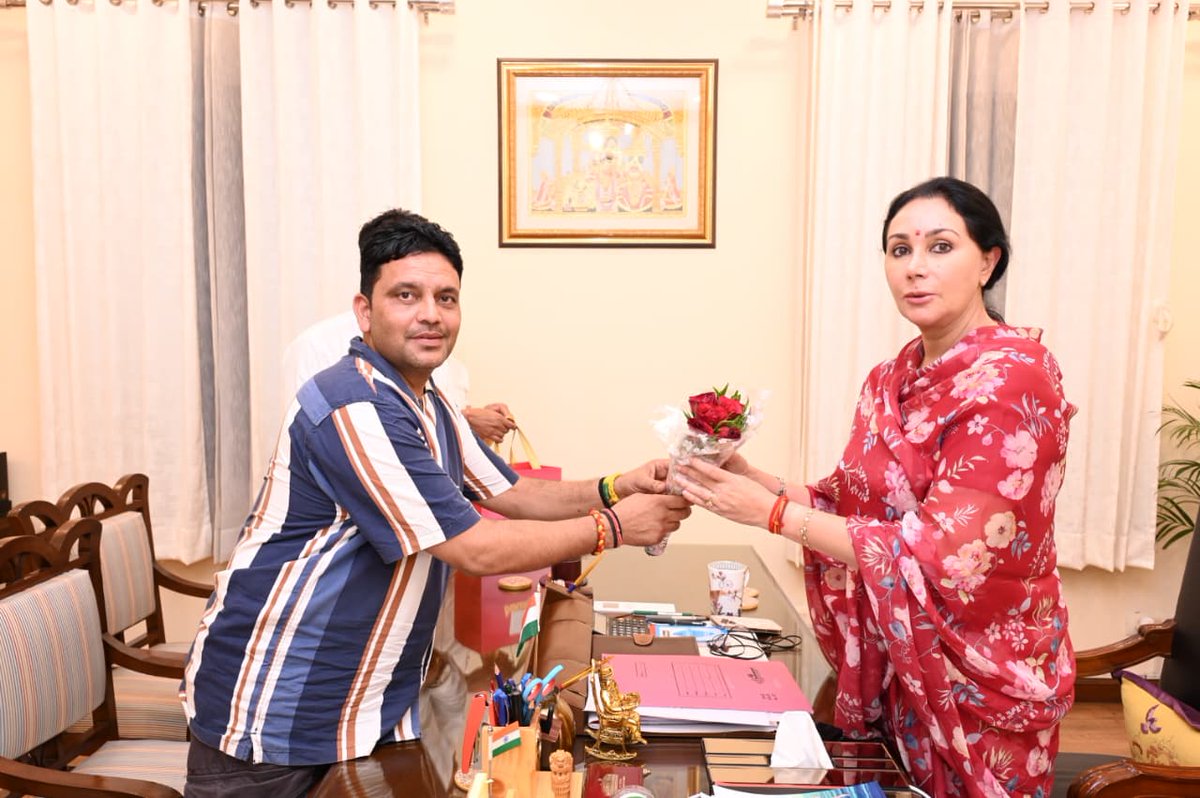 omtanwarsingh's tweet image. #राजस्थान #सरकार #उपमुख्यमंत्री व #जयपुर #राजघराने से #महारानी #दीया #कुमारी जी से एक #बेहद #खास #शिष्टाचार #भेंट हुई.. #संगठन में ही #शक्ति है, #राजस्थान #प्रभारी #करणी #सेना #होने के #नाते #संगठन में #साथियों सहित #मुलाकात हुई..आपका #ओम #तंवर
#DiyaKumari
#RajasthanGovt