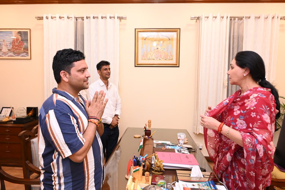 omtanwarsingh's tweet image. #राजस्थान #सरकार #उपमुख्यमंत्री व #जयपुर #राजघराने से #महारानी #दीया #कुमारी जी से एक #बेहद #खास #शिष्टाचार #भेंट हुई.. #संगठन में ही #शक्ति है, #राजस्थान #प्रभारी #करणी #सेना #होने के #नाते #संगठन में #साथियों सहित #मुलाकात हुई..आपका #ओम #तंवर
#DiyaKumari
#RajasthanGovt
