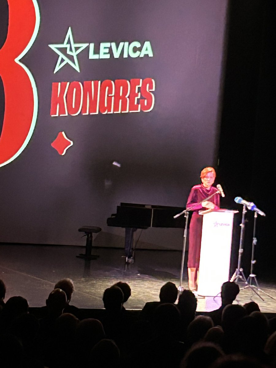 Asta Vrečko na kongresu Levice:”stranka je dokazala, da je resna stranka, ki se bori za pravice vseh, ki živijo v Sloveniji. Mnogi nas imenujejo mularija, ekstremisti, rdečkarji, radikalci…, je res radikalno zahtevati, da imamo vsi pravico do svojega doma in drugo”?<a href="/vecer/">Večer</a>