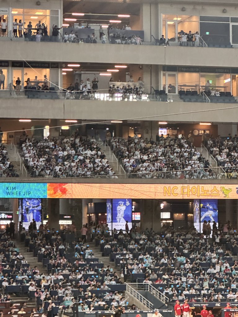 이미 전광판은 가을 간 것 같은데