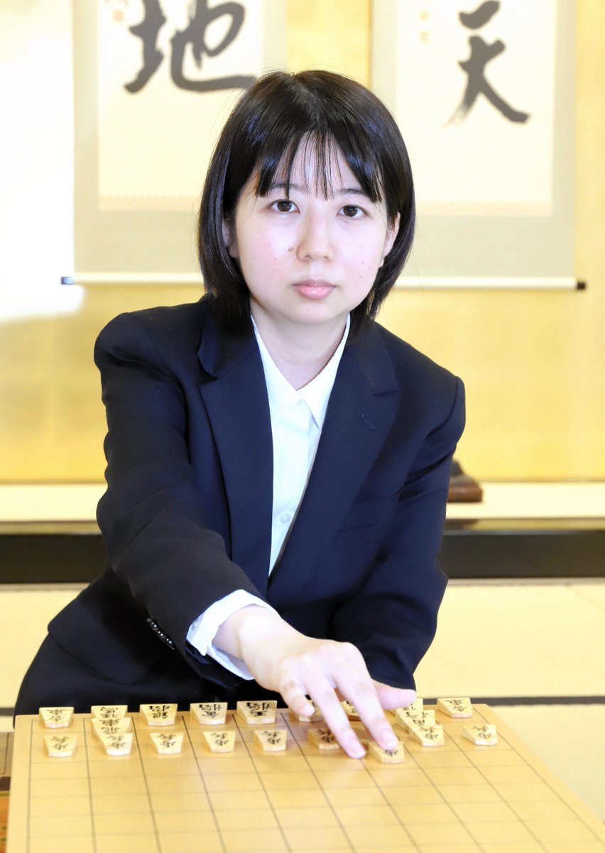 将棋の「第47期女流王将戦３番勝負」第１局

挑戦者で後手番の中七海女流三段（神戸市出身)が4日、西山朋佳女流王将＝白玲＝に勝利しました
(写真は神戸新聞社が8月に撮影）

タイトル初挑戦となる晴れ舞台で、先勝しました

第2局は10月14日、東京の将棋会館で指されます