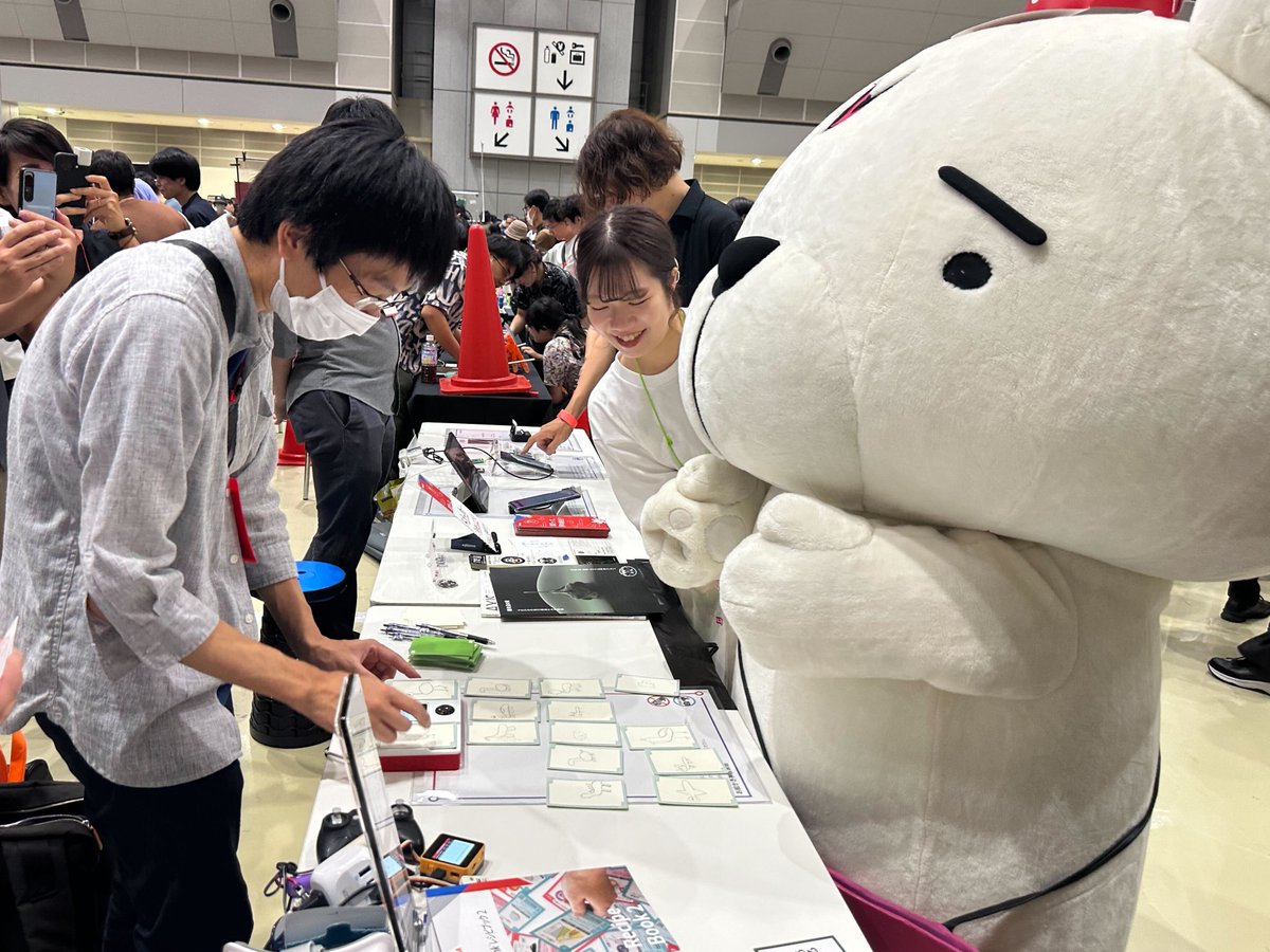 reco_info_e's tweet photo. 🤖Maker Faire Tokyo 2025 1日目終了🤖

メイカースペースKM1ユーザー会さん（@km1users）のブースでお絵かき神経衰弱を #レコチョクマ も遊ばせてもらいました！

🐻「なんの動物か見分けるのが難しかったけど絵が可愛くて楽しかったクマ〜」   

#新しい音楽体験研究所 #MakerFaireTokyo #レコチョク https://t.co/qZiYHMj2C1