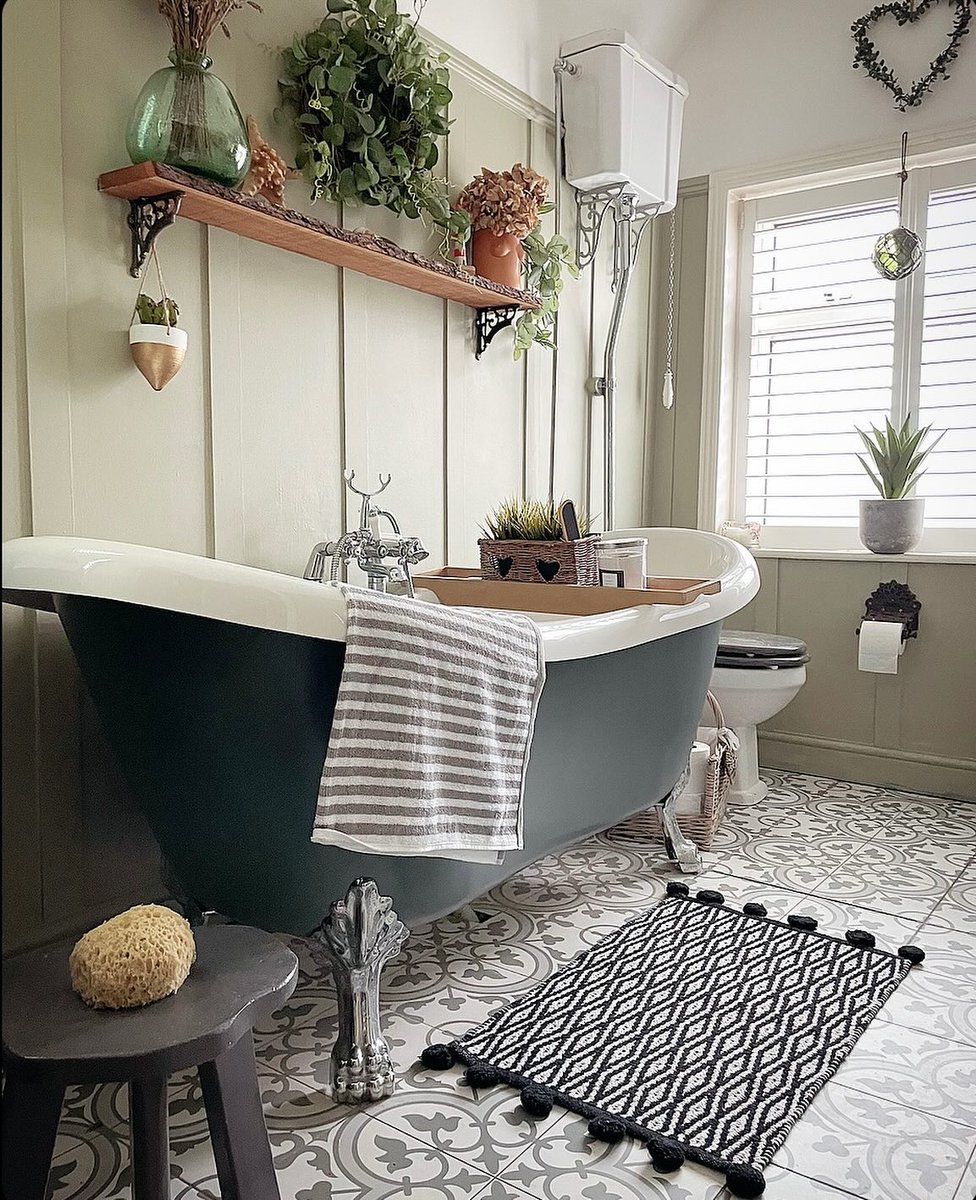 wallsandfloors's tweet photo. Setting the scene for Saturday selfcare ✨

Featuring ig panelsandpicturerails with Ledbury Grey tiles

Shop here: https://t.co/1v8nAgLZRk

#patterntiles #bath https://t.co/KasAZr3WU5