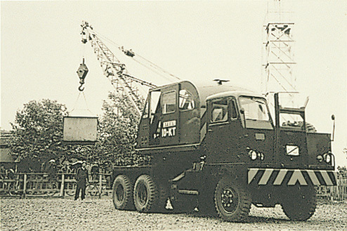 【コベルコ建機の歴史💭】
1953年、国産初のトラッククレーン「10KT」「20KT」が発売されました！
セピア色の写真が昭和の記憶を思い出させますね📷