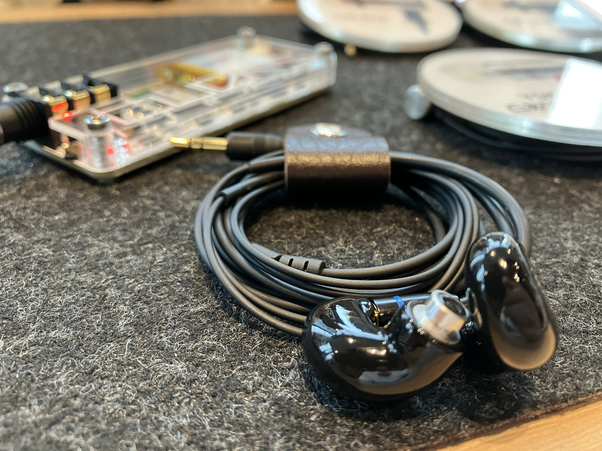 ヘッドフォン/イヤフォン acoustic effect YSM-04/RS Acoustic Effect YSM-04/RS [マットレッド] 価格比較 - 価格.com