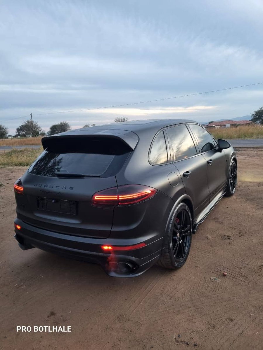 MDNnewss's tweet image. A black Porsche Cayenne Turbo GT with permit number plates was hijacked in Serobega Village around 7 PM on 3 October 2025. 

It was later spotted in Rustenburg’s Moruleng area near Bapong Complex around 3 AM on 4 October. 

Anyone with information is urged to contact authorities…