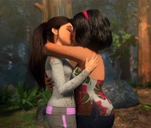 Si regarder deux femmes s'embrasser rendait homosexuel le monde serait déjà rempli d'homosexuel...

Le problème c'est qu'ils sont trop habitué a ce que l'homosexualité soit affiché dans les porno mais pas ailleurs. Résultats certains associent ca a leur sale pratique et a leur