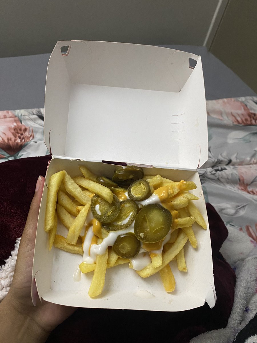 olebysn's tweet photo. @Moshe_Meso @KFCSA Yesss! They give you like 5 chips😭 @KFCSA please do better? Mind you this was for streetwise 4. https://t.co/LpMTiHaU85