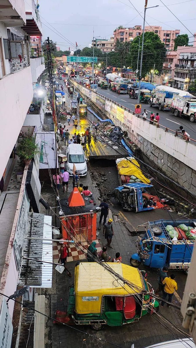 राजधानी पटना की सड़कों की स्थिति देखी जा सकती है कि किस सड़क का निर्माण किया जा रहा। ये व्यस्तम इलाक़ा है। पटना विधानसभा के एक भी विधायक द्वारा कोई भी कार्य नहीं दिखता विकास का जिससे सब हो रहा सर्वनाश। आखिर फंड सब जा कहां रहा---???