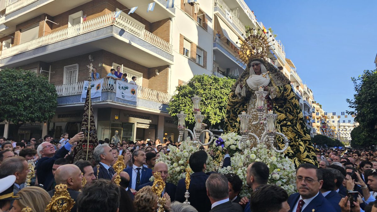 Una representación de la Junta de Gobierno acompañada por varios hermanos de la Hermandad, junto a <a href="/Hdad_Pasion/">Archicofradía Sacramental de Pasión</a>, ha recibido y portado las andas de la <a href="/EspDeTriana/">Esperanza de Triana</a> en esta emotiva #LaMisióndelaEsperanza, deseando que repartan Esperanza a quienes más lo necesiten.