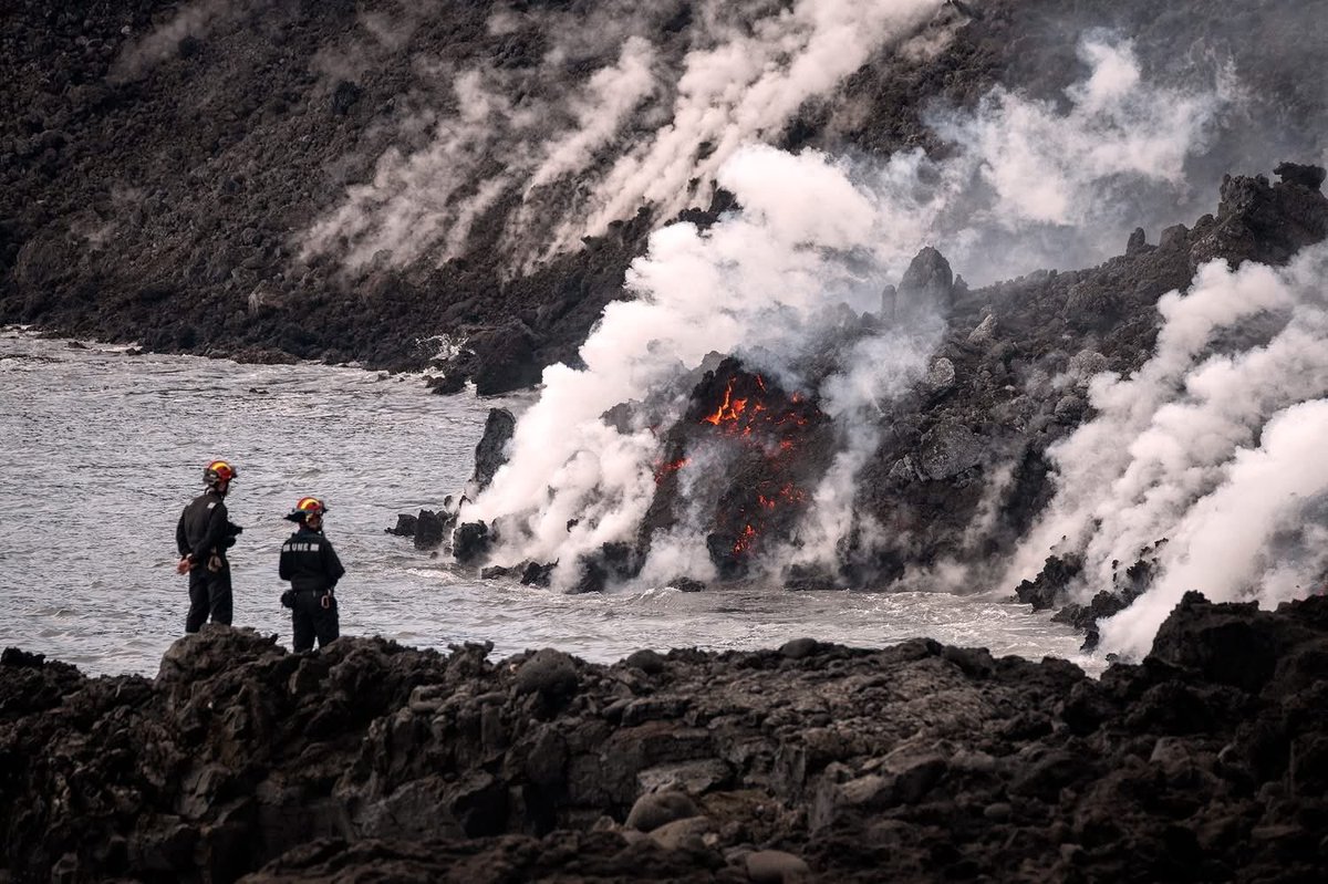 GeoTenerife volcano (@volcanocamp) on Twitter photo November, from 1 to 8 by <a href="/GeoTenerife/">GeoTenerife</a>
VII International Field Course on Physical Volcanology.
And VolcanoCamp Research Programme from 1 to 30 with the collaboration of <a href="/IGNSpain/">Instituto Geográfico Nacional-O.A.CNIG</a>
Photo by Saul Santos / 2021 Tajogaite lavas Lavas reaching the sea. #CanaryIslands
#volcanology November, from 1 to 8 by <a href="/GeoTenerife/">GeoTenerife</a>
VII International Field Course on Physical Volcanology.
And VolcanoCamp Research Programme from 1 to 30 with the collaboration of <a href="/IGNSpain/">Instituto Geográfico Nacional-O.A.CNIG</a>
Photo by Saul Santos / 2021 Tajogaite lavas Lavas reaching the sea. #CanaryIslands
#volcanology