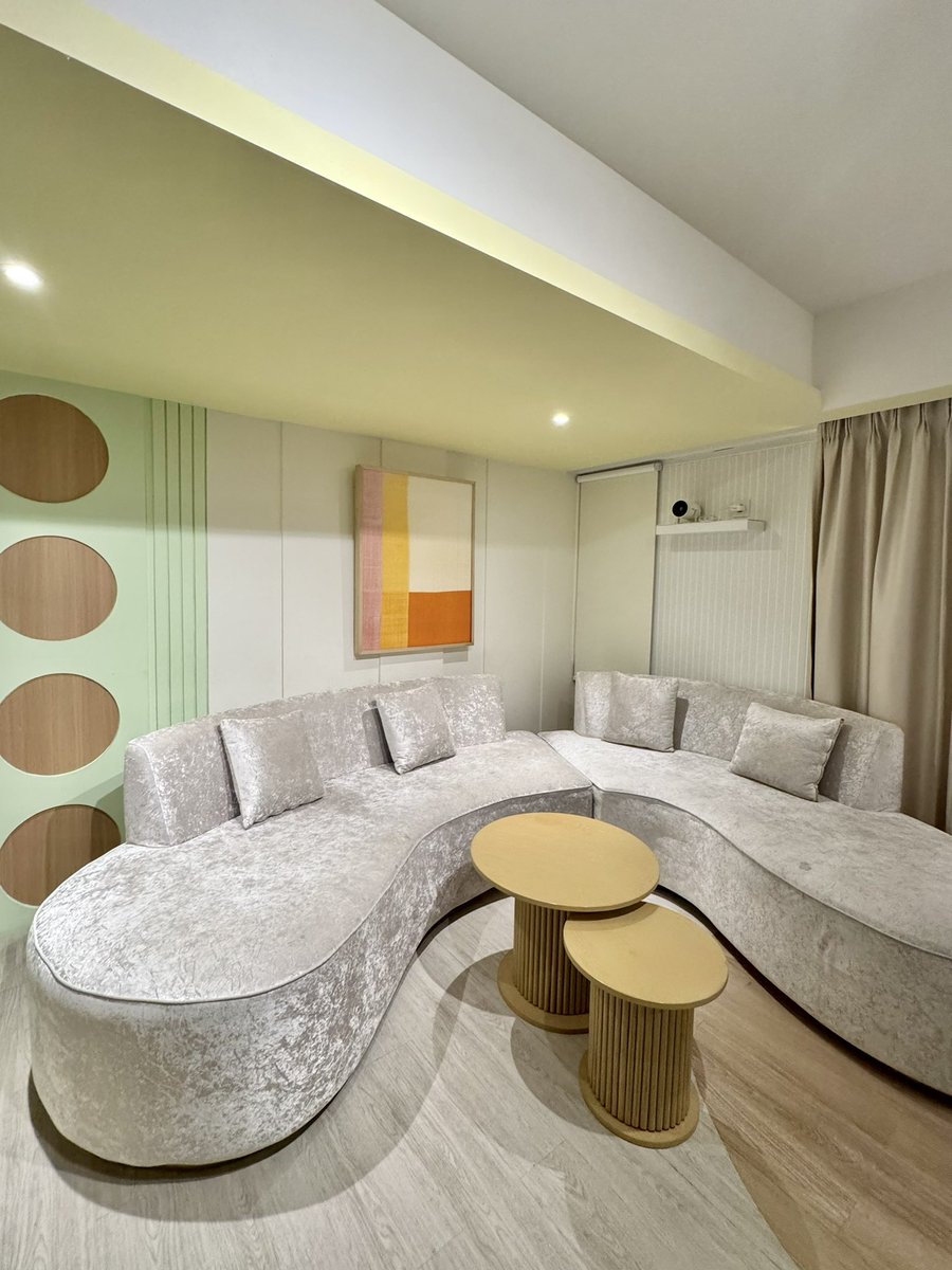 GAMAU GATEKEEP PENGINAPAN LUCUK DI BANDUNG &amp; BISA BUAT RAME2 🥹🩷

kamarnya luas banget &amp; ada dapurnya buat masak, cocok banget sama keluarga rame rame karena lumayan homey &amp; cozy banget!

point plus: strategis ada di tengah kota 🫶🏻