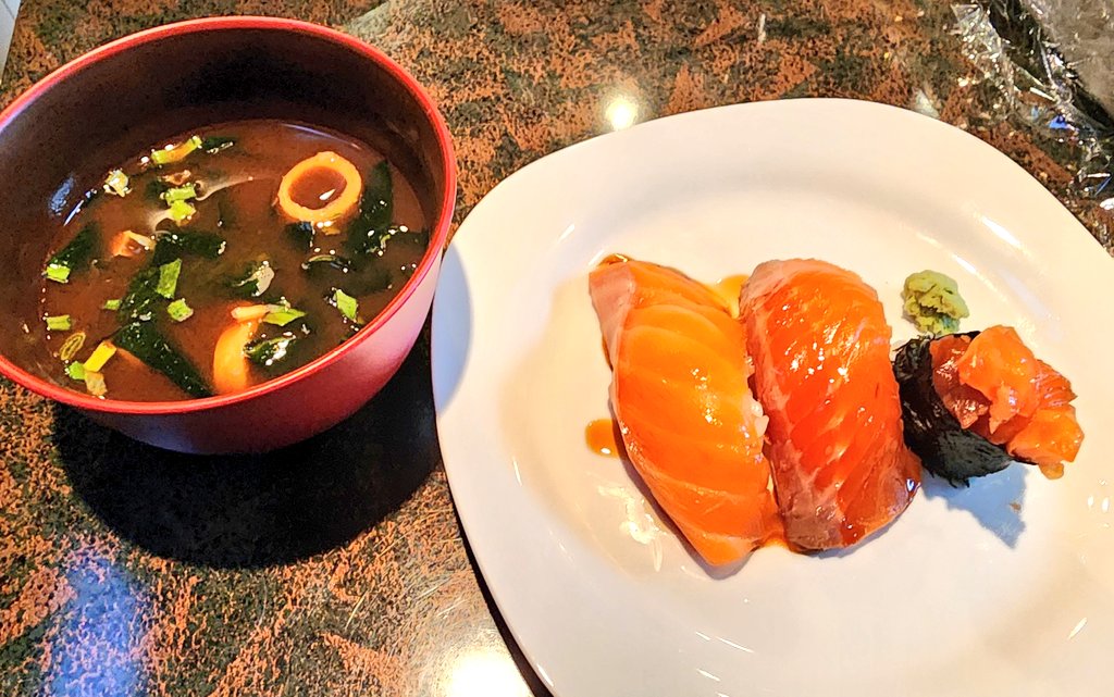 後半のお寿司補充済みです！！

まだまだサーモンパーティーいかがでしょうかー！！