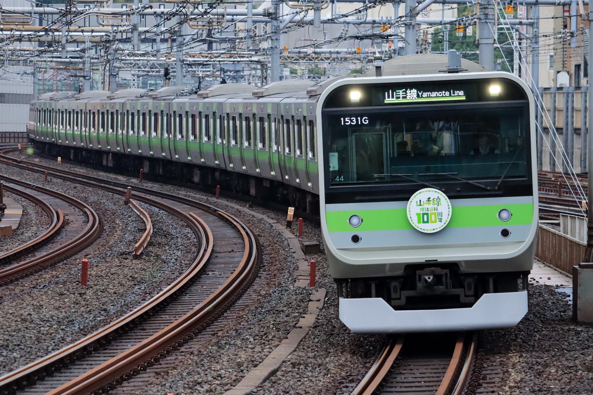 10/4 E235系トウ39,トウ44
山手線環状運転100周年記念ラッピング

ここまでやって1ヶ月限定なのもったいないですね