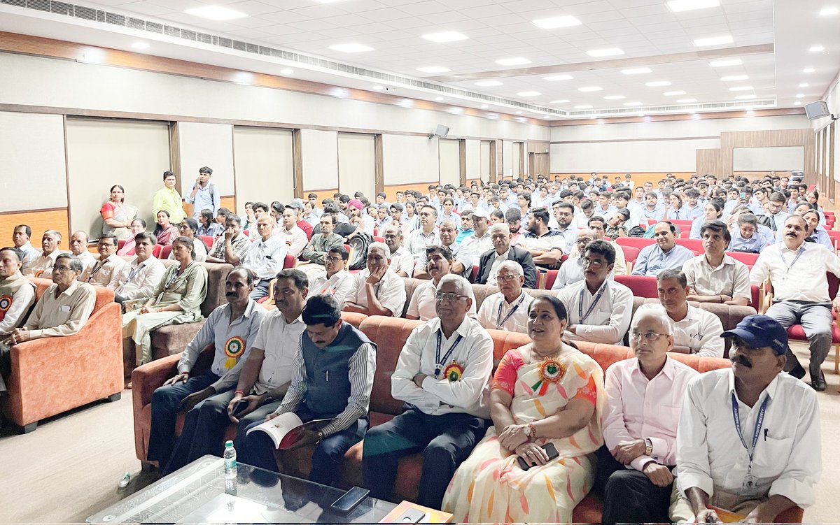 Dr. Gopal Sharma (@drgopal_sharma) on Twitter photo सिविल राइट्स सोसाइटी, जयपुर द्वारा आयोजित 'विधिक जागरूकता सेमिनार' में मुख्य अतिथि के रूप में सम्मिलित होकर साइबर सुरक्षा और उपभोक्ता अधिकारों के विषय में प्रबुद्धजनों से संवाद किया।
एस. एस. जैन सुबोध पीजी महाविद्यालय में आयोजित इस कार्यक्रम में विद्यार्थियों की सक्रिय भागीदारी सिविल राइट्स सोसाइटी, जयपुर द्वारा आयोजित 'विधिक जागरूकता सेमिनार' में मुख्य अतिथि के रूप में सम्मिलित होकर साइबर सुरक्षा और उपभोक्ता अधिकारों के विषय में प्रबुद्धजनों से संवाद किया।
एस. एस. जैन सुबोध पीजी महाविद्यालय में आयोजित इस कार्यक्रम में विद्यार्थियों की सक्रिय भागीदारी