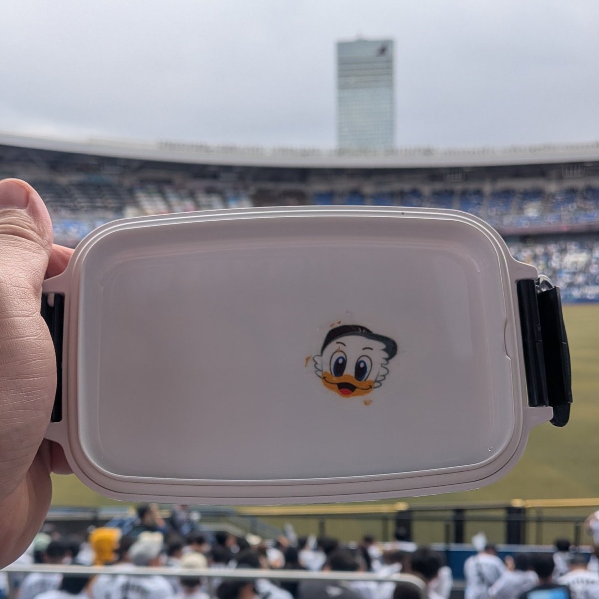 kyujo_meshitaro's tweet image. 本来だったら魚のフライの上には、マーくんのプリント海苔が乗ってます。
今年はこのランチBOXを3回買ったのですが、毎回蓋に吸い付いています。
そこも愛おしい…!