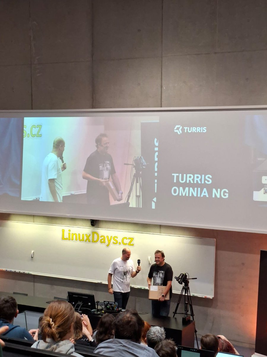 CZ_NIC's tweet image. @ondrejfilip a @ImiskaI před několika chvílemi představili na #LinuxDays2025 nového člena rodiny Turris  – router Turris Omnia NG. #novy #opensource #bezpecnost #router #TurrisOmnia
@turris_cz
