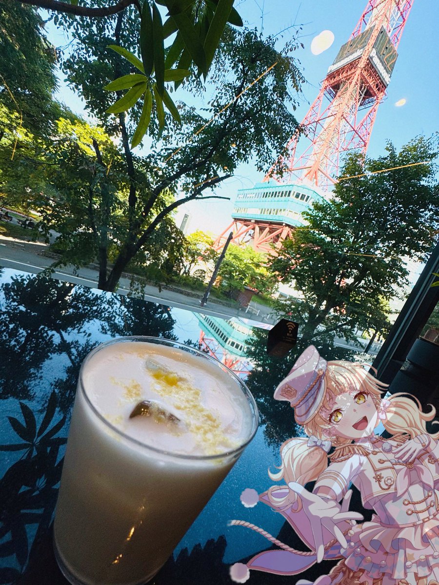 カフェでマロン・ナイトメアというカクテルを飲んでます！
めっちゃ良い景色✨