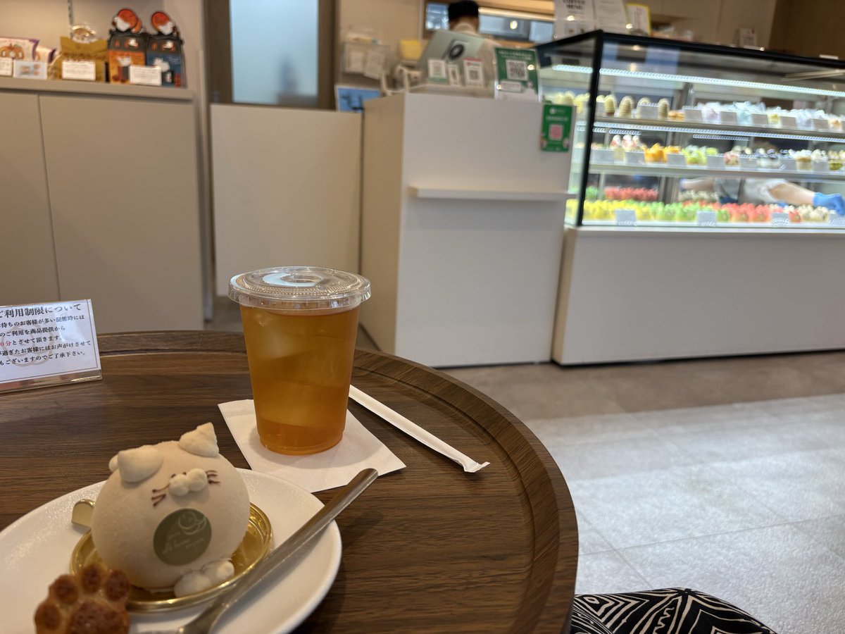 coffee10cacao's tweet image. 秋のねこまつりにも参戦中。
パティスリードゥボンヌオーギュルさん、まさかのイートインできるようになってた✨2席のみなので、空いてたらラッキー。ねこまつり限定のネコケーキすごく美味しかった😋
#yushima_neko 
#ねこまつりat湯島
#湯島
#ドゥボンヌオーギュル