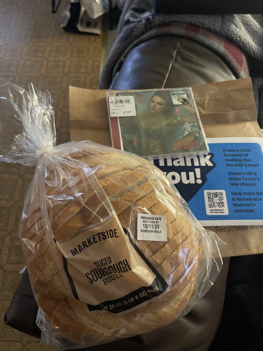 PopSwiftCrave's tweet photo. Walmart included sourdough bread to fans who pre-ordered a #TSTheLifeofaShowgirl CD or Vinyl from their website! https://t.co/ySrw4FMmI7