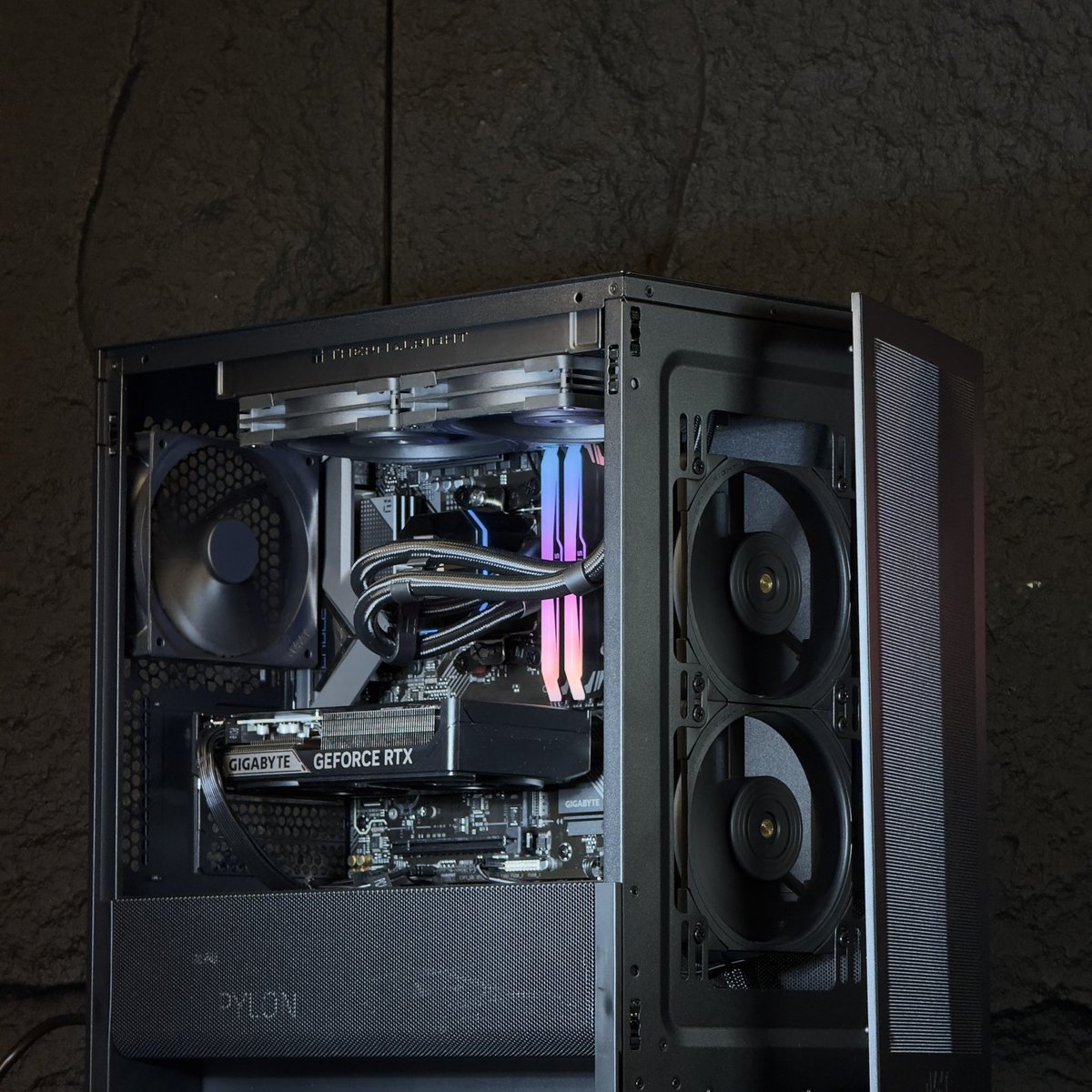 Bitbybitpc's tweet image. BIT25-0433 

CPU : RYZEN 7 7700 

MEMORY : LEXAR DREE 32GB 6000MHz CL30 

M.2 : LEXAR 2TB 7400MB/s 

MB: GIGABYTE B850M EAGLA 

GPU : GIG RTX 5060 TI WINDFORCE 

CASE : H3 FLOW 

PSU : XPG PYLON 750w BROZNE 

LQ : TR FROZNE EDGA 240MM 

يمكنك الطلب عبر الواتس اب للكوستم او موقعنا