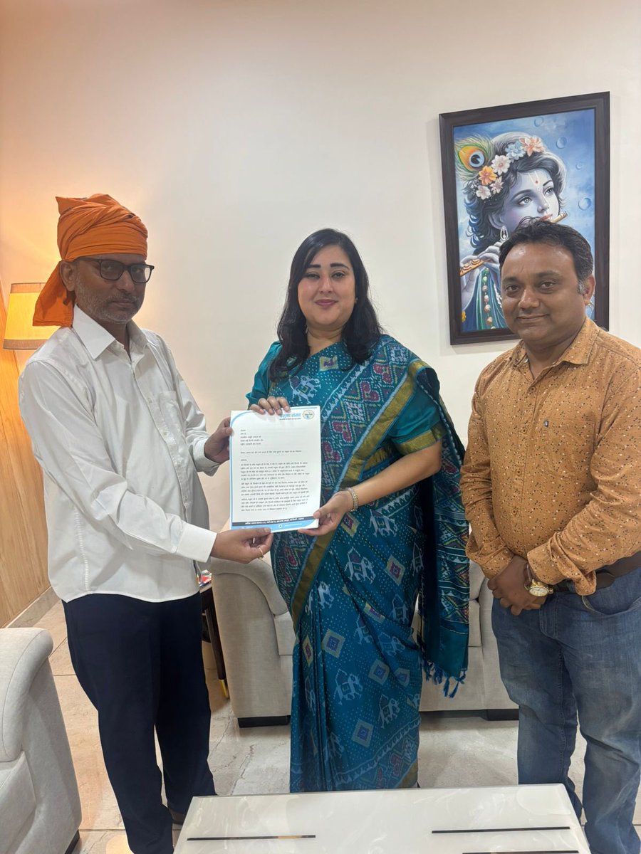 साथी भूपेश गुप्ता संग सांसद बांसुरी स्वराज जी से यमुनोत्सव-2025 का निमंत्रण दिया। यमुना संसद दिल्ली की है और वह दिल्ली की प्रतिनिधि, अतः मेहमान नहीं मेजवान हैं। उन्होंने 2 नवम्बर की कलश यात्रा व जल यज्ञ में आने की सहमति दी।

#SaveYamuna <a href="/BansuriSwaraj/">Bansuri Swaraj</a>