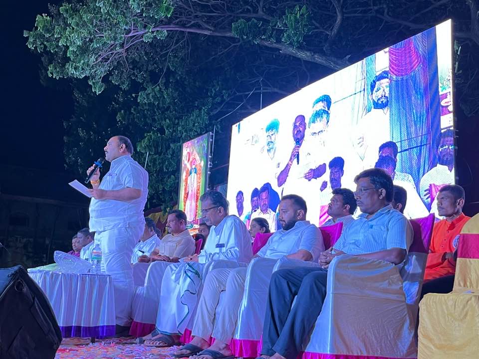 kspsta's tweet photo. ನಿಡಗುಂದಿಯ ಆರಾಧ್ಯ ದೇವರು,ಮಹಾ ತಪಸ್ವಿಗಳು, ಆಧ್ಯಾತ್ಮಿಕ ಸಾಧಕರಾದ ಶ್ರೀ ಭೀಮಾಶಂಕರ ಮಹಾರಾಜರ 40ನೇ ಜಾತ್ರಾ ಮಹೋತ್ಸವದ ಅಂಗವಾಗಿ ಹಮ್ಮಿಕೊಂಡಿದ್ದ ಧಾರ್ಮಿಕ ಮಹಾಸಭೆ ,ಪ್ರತಿಭಾ ಪುರಸ್ಕಾರ ಕಾರ್ಯಕ್ರಮದಲ್ಲಿ ಶಿಕ್ಷಕ ಸಂಘಟನೆಯ ಸ್ನೇಹಿತರೊಂದಿಗೆ ಭಾಗವಹಿಸಲಾಯಿತು. https://t.co/1yTDo5ywvZ