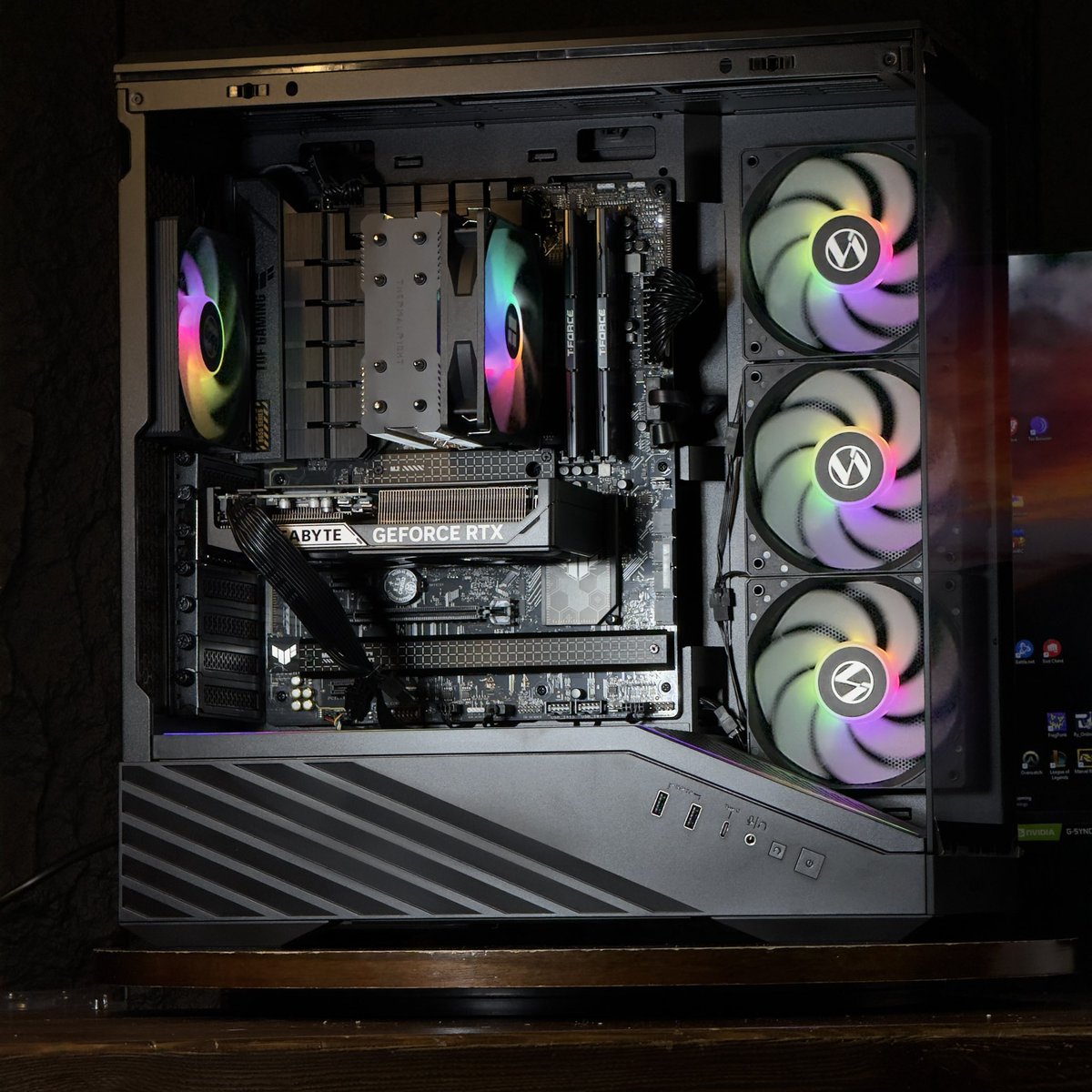 Bitbybitpc's tweet image. BIT-0434 

CPU : RYZEN 5 7500F 

MEMORY : TEAMGRUOP TC 32GB 6000MHz CL30 

M.2 : SN3000 2TB MB/s 

MB : ASUS TUF B650 PLUS 

GPU : GIG RTX 5060 TI WINDFORCE

PSU : XPG PYLON 750w BROZNE 

CASE : LIAN LI VECTORE V100 

A : TR AK120