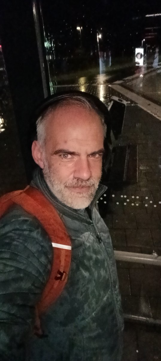 Bezig_Bijtje81's tweet photo. We zijn er weer, met mijn peen en juun gezicht, wachtend op de grote bus naar Rotjedinges
#BusLeven #BusLeed #OVLeven
#OVLeed https://t.co/qNuhC0TOHl