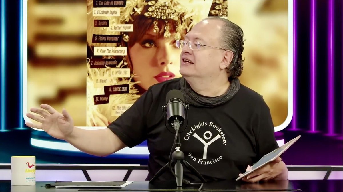 szurita's tweet photo. En #CanalPop: #TaylorSwift tiene “La vida de una corista”, pero @VioletMoreno tiene “La vida de una periodista” (ver foto). Reseñamos #TheLifeOfAShowGirl. Super Bowl LX: #BadBunny vs. #Trump. Habrá #TheBatman2 y #LosSimpson2. Y la “actriz” hecha con IA: https://t.co/JbHpNmFjew https://t.co/JqARTdTxUN