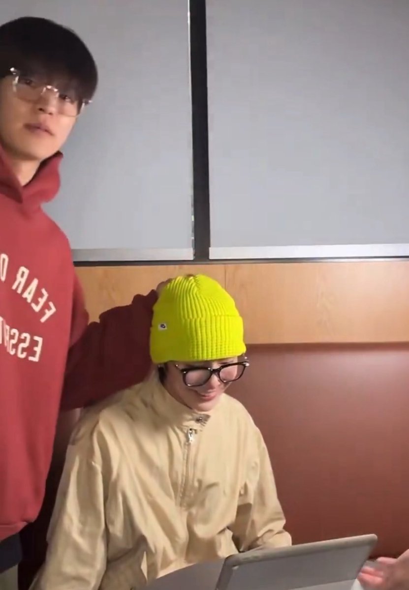 seunginpic's tweet image. Patting his head again