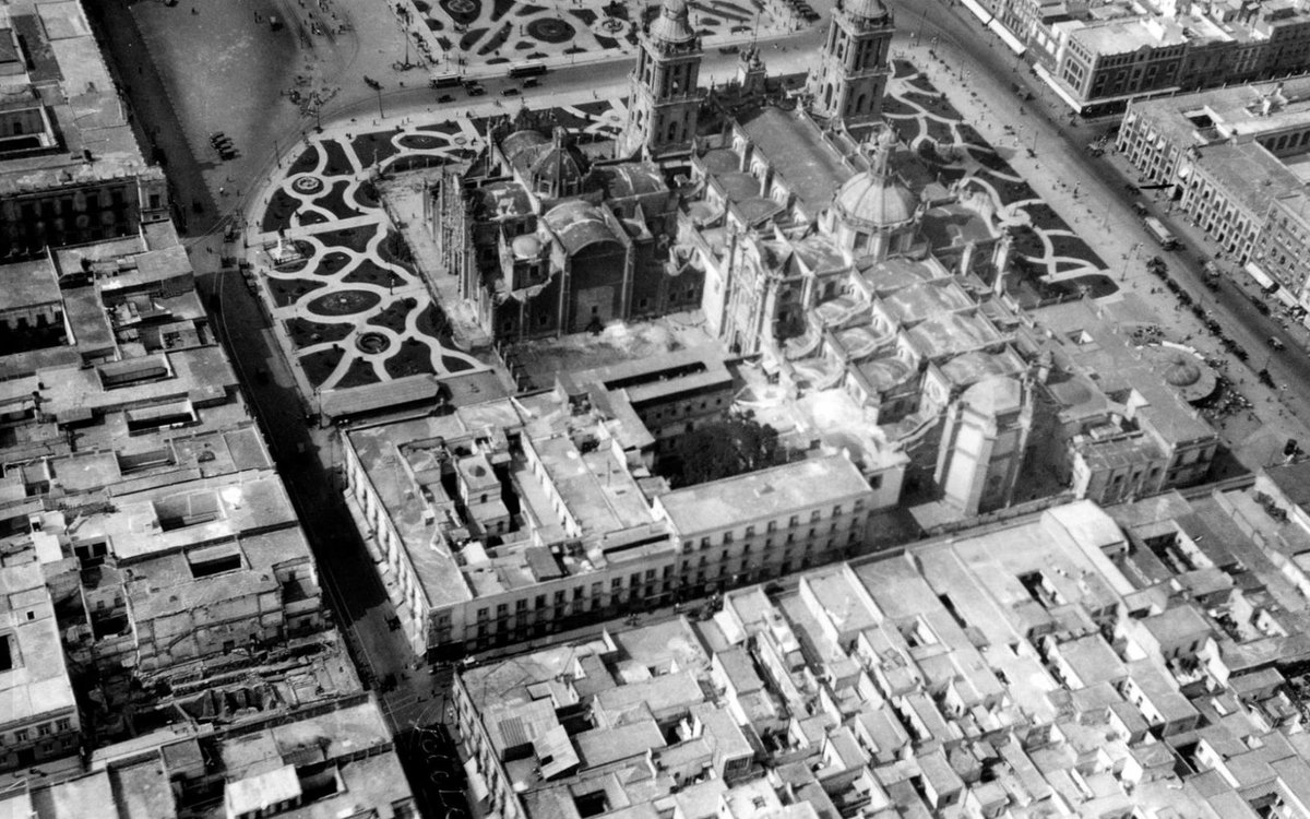 NgelUichilovos's tweet image. La esquina inferior izquierda de la primera foto muestra la excavación de Gamio (calle de República de Guatemala y Seminario). Entre otros vestigios, reporta 52 relieves policromados de piedra que formaban una banqueta adornando el templo de #Huitzilopochtli
#Isometricprojection