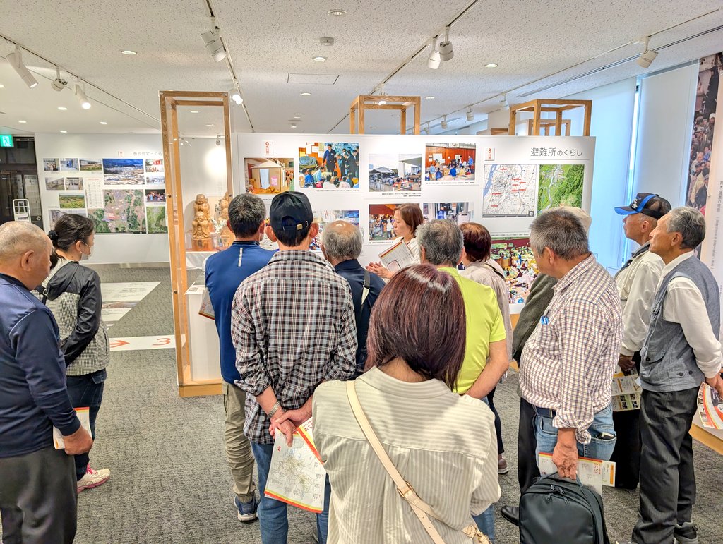 珠洲市上黒丸・山古志交流ツアー、始まりました。まずは山古志復興交流館おらたるにて、中越地震の被害・復興の概要を把握します。上黒丸は山古志と同じく中山間地域。「一緒だわ。」という声が聞こえてきます。