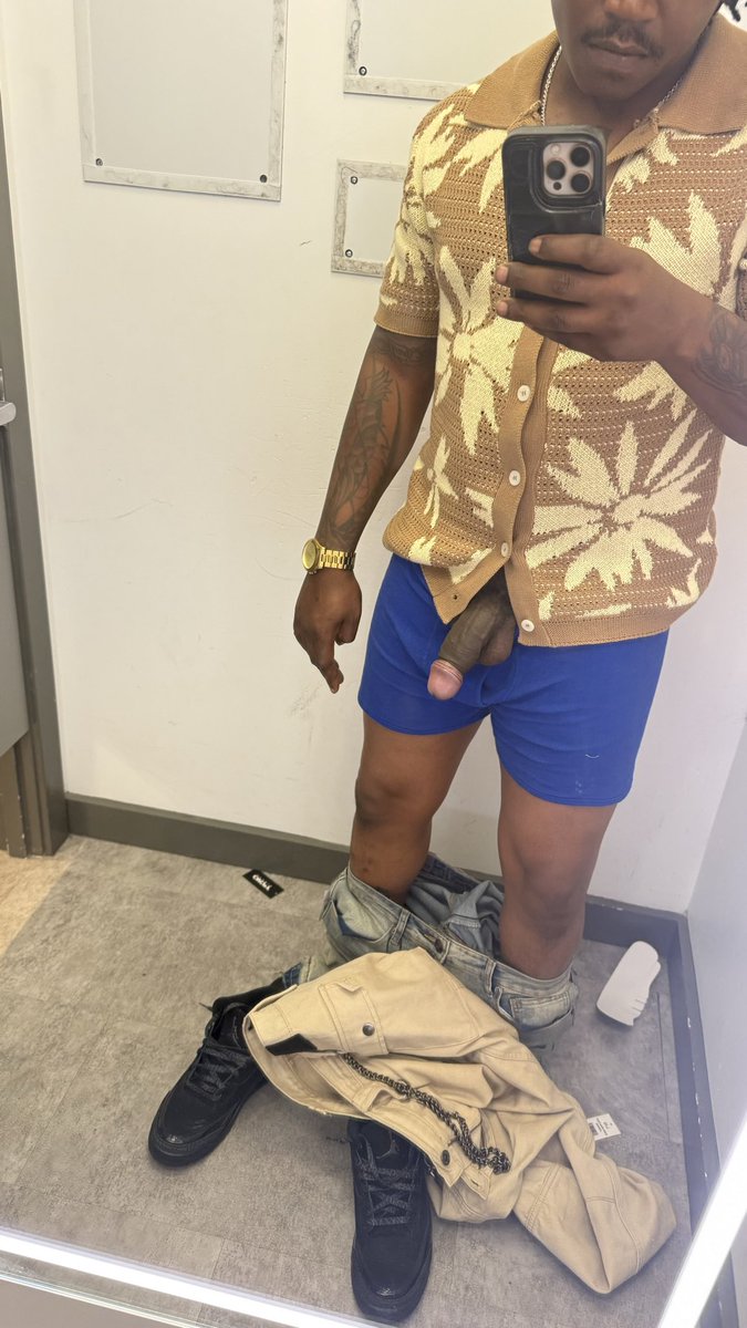 SouthernBBC_'s tweet photo. Dressing room hanging 
#BBC #dressingroom #cock #mirrorselfies #goon #chadia https://t.co/URUXzHKrGM