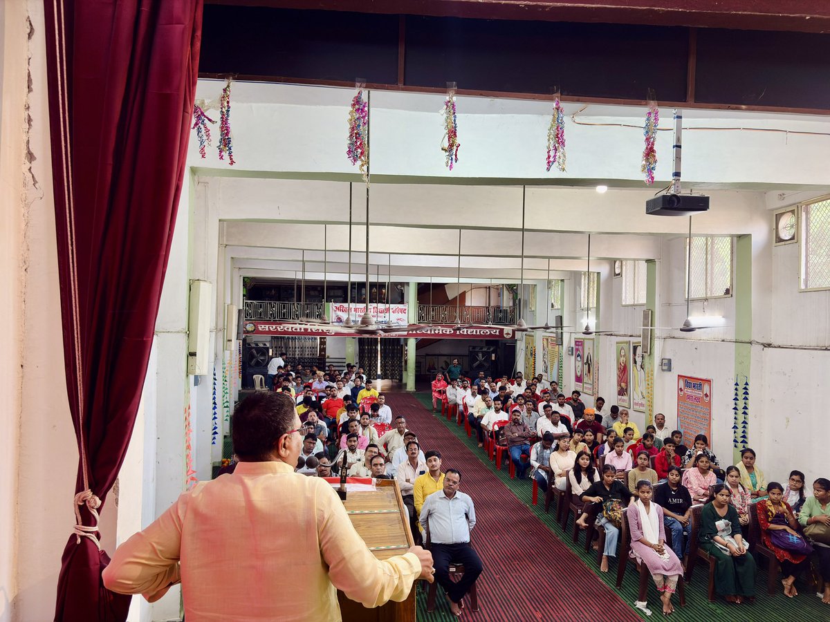 AbvpMorena's tweet image. अभाविप मुरैना इकाई द्वारा ‘आपातकाल–विभीषिका के 50 वर्ष’ के निमित्त एक संगोष्ठी का आयोजन किया गया, जिसमें मुख्य रूप से मध्य क्षेत्र के क्षेत्रीय संगठन मंत्री श्री चेतस सुखड़िया  एवं विशेष उपस्थिति मीसाबंदी श्री रामकुमार मिश्र उपस्थित रहे।