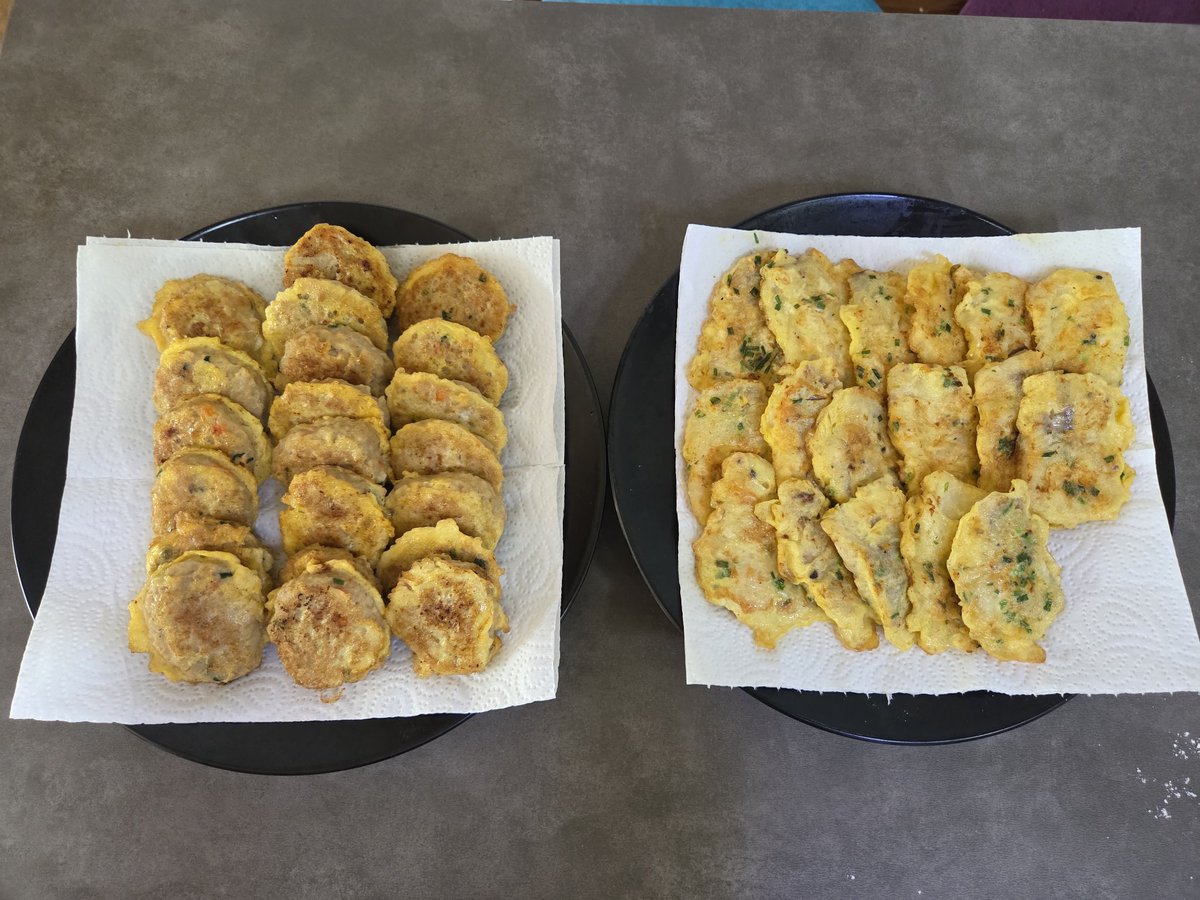 애기들 봐주러 가는 장모가
명색이 추석인데
빈손으로 털레털레 갈 수 없어서
기름 냄새를 풍기며
한 시간째 불앞에 서 있다.

동태전보다 동그랑땡보다
더 맛있는게 널리고 널렸는데
이걸 왜 하고 있지?

세태를 따라가지 못하는 나는
분명 옛날 사람이 맞다.